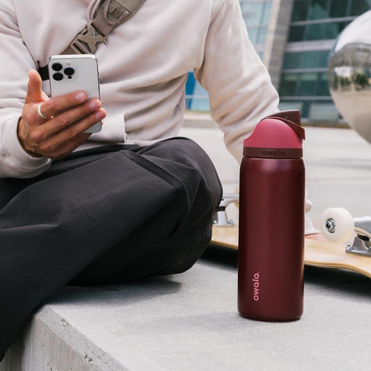 Owala FreeSip Insulated Stainless Steel Water Bottle with Straw - 946ml (32oz), Black Cherry | Reusable, Leak Proof, BPA Free Double Walled Water Bottle for Travel, Gym, The Office and School